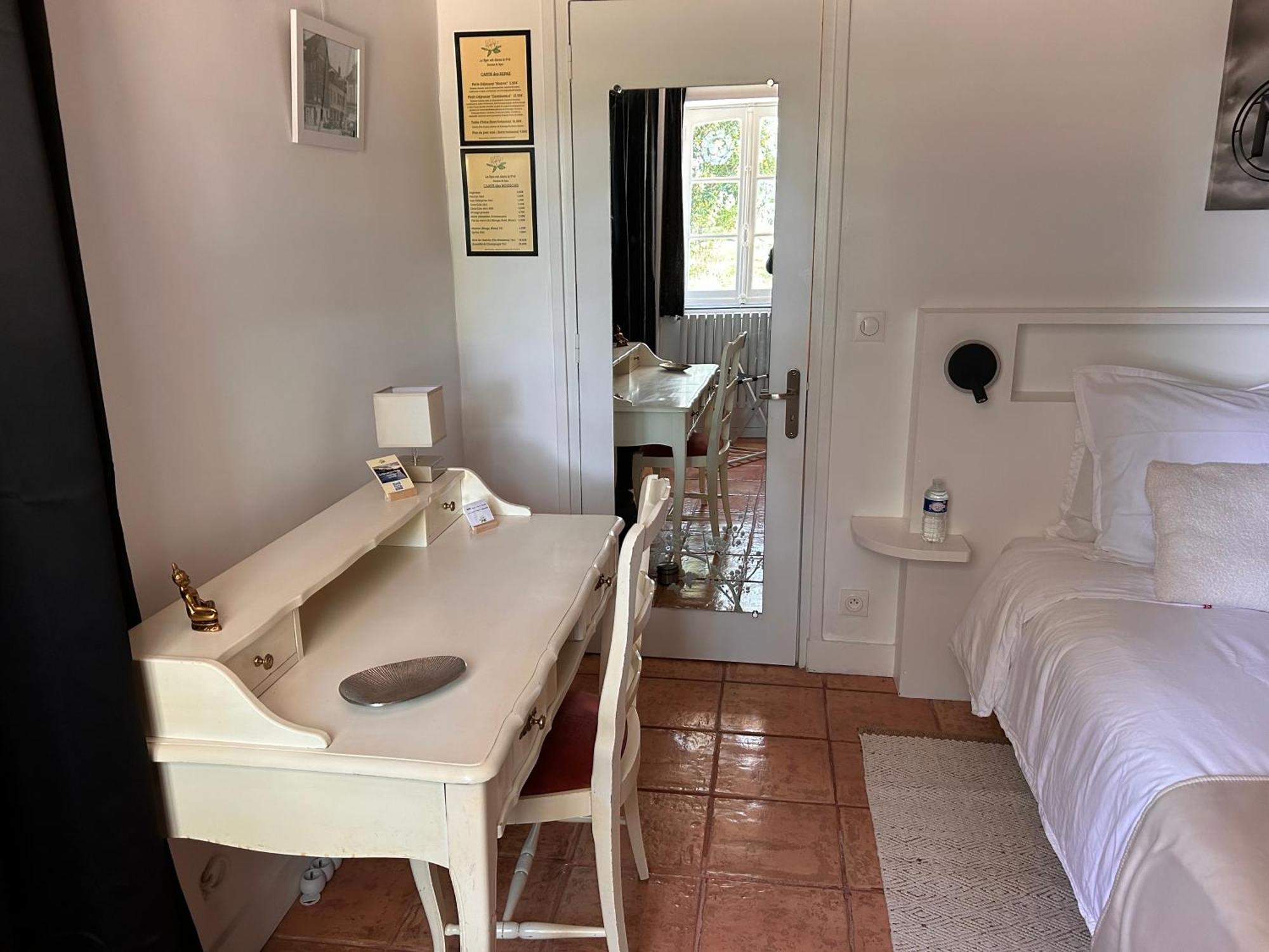 Le Spa Est Dans Le Pre Trigueres Экстерьер фото
